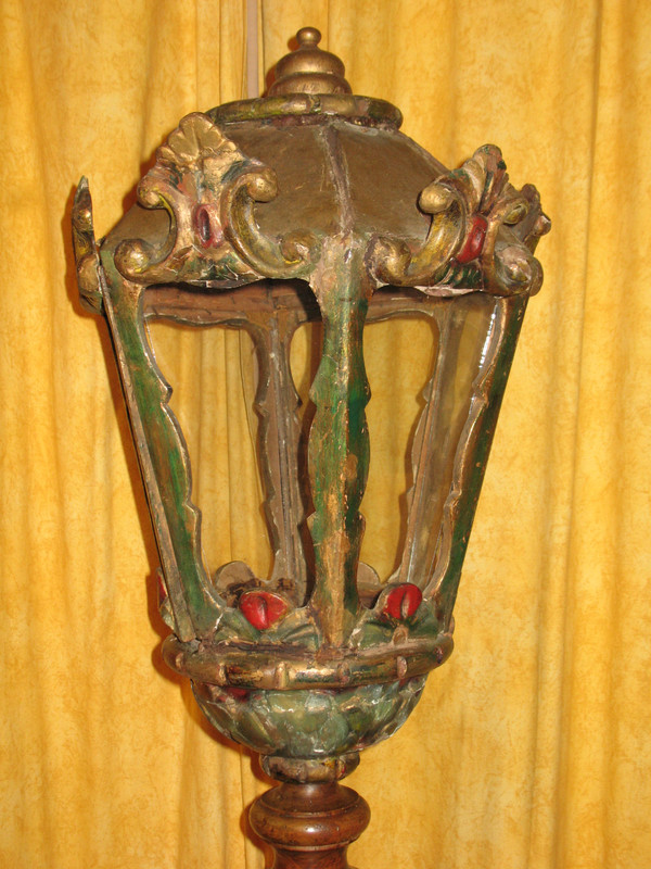 Polychrome wooden lantern with its 19th century base