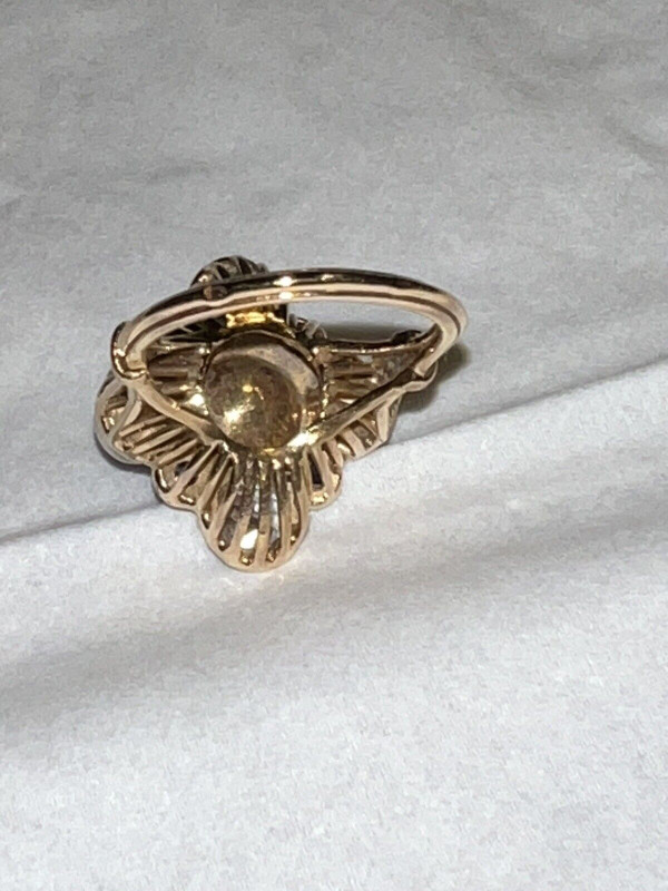 Ring aus 18 Karat Gelbgold, Diamanten, Perlen, Saphire.