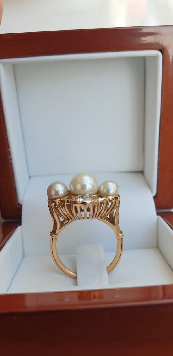 Ring aus 18 Karat Gelbgold, Diamanten, Perlen, Saphire.