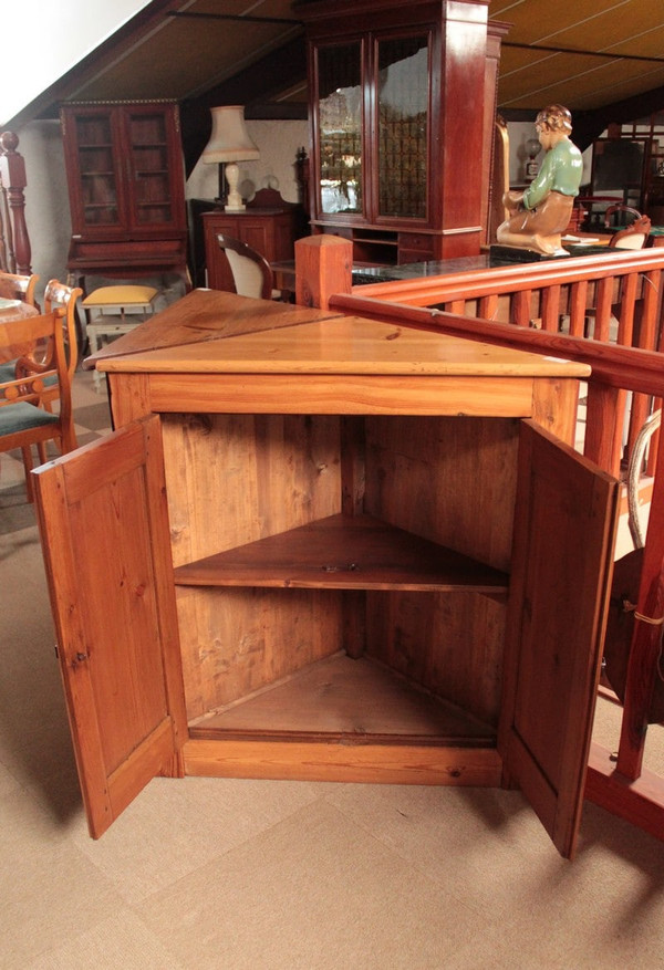 Pair of corners in pitch pine 1900