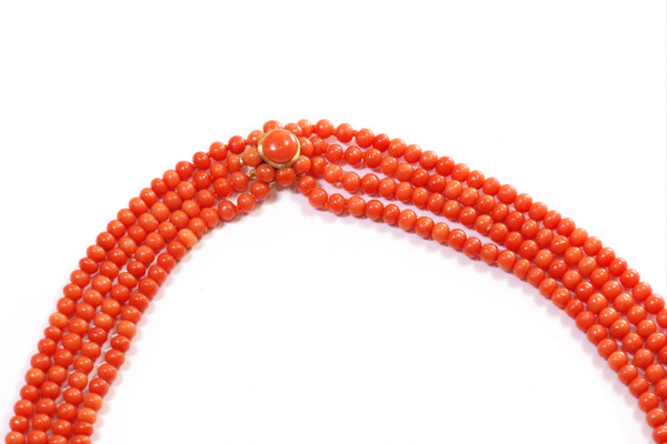 Antique mediterranean coral necklace with a 18k gold clasp, coral pearls, orange, south of France, a