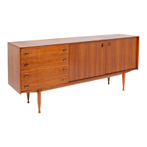 Teakholz-Sideboard mit vier Schubladen und zwei Türen. 20. Jahrhundert.