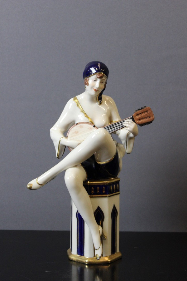 Joueuse De Mandoline d'époque Art Déco En Porcelaine Par Royal Dux 