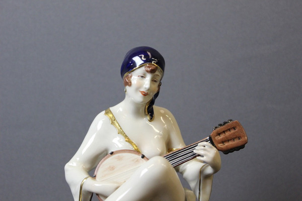 Joueuse De Mandoline d'époque Art Déco En Porcelaine Par Royal Dux 