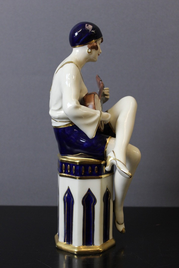 Joueuse De Mandoline d'époque Art Déco En Porcelaine Par Royal Dux 