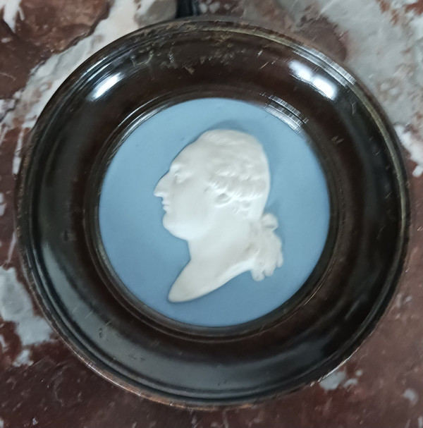 Manufacture de Sèvres for the Duc de Doudeauville - King Louis XVI cookie medallion