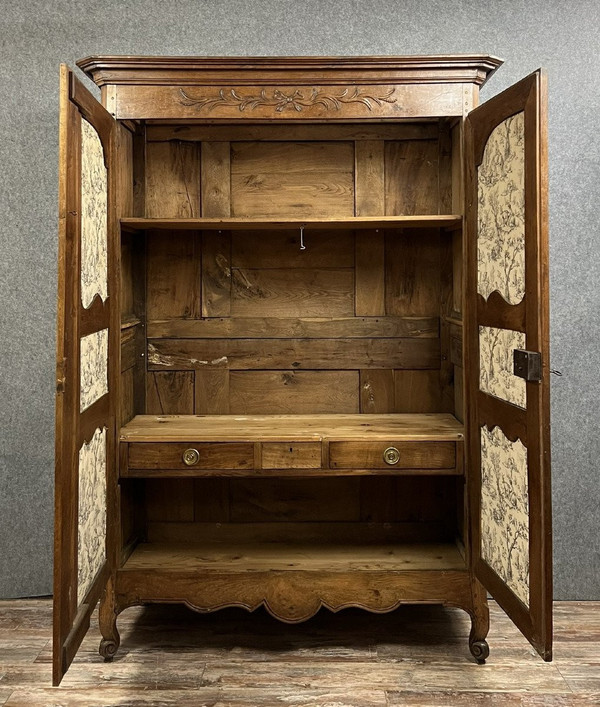 Lyoner Kleiderschrank aus der Zeit Louis XV aus massivem Walnussholz, um 1750