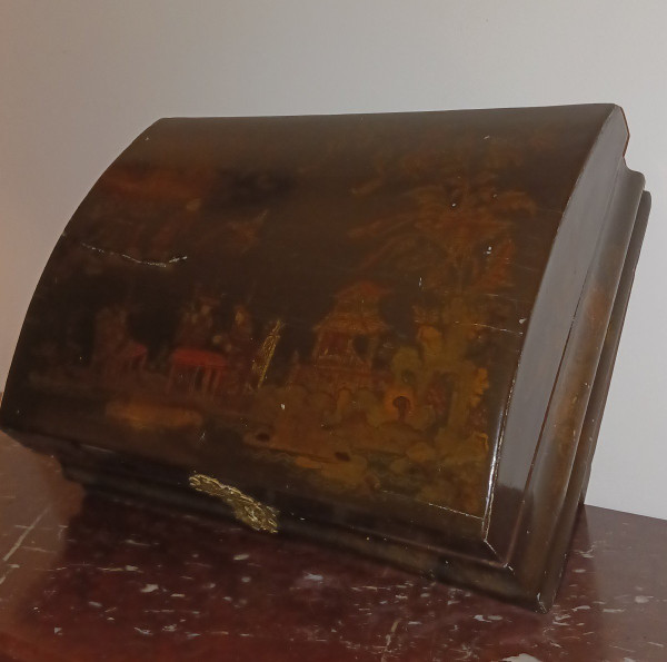 France, 18th century - martin varnish wig box with Chinese décor - Louis XV