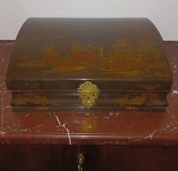 France, 18th century - martin varnish wig box with Chinese décor - Louis XV