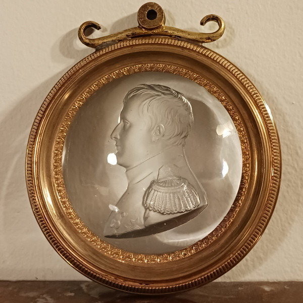 France, circa 1830 - Very rare molded glass medallion of Napoleon as a colonel general after Andrieu