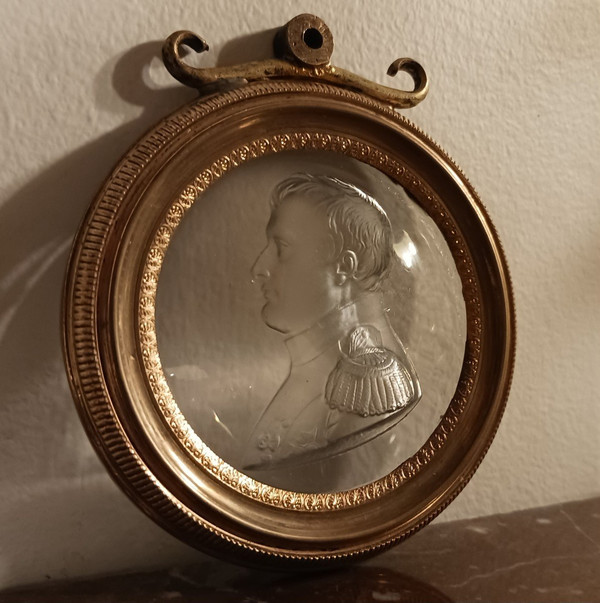 France, circa 1830 - Very rare molded glass medallion of Napoleon as a colonel general after Andrieu