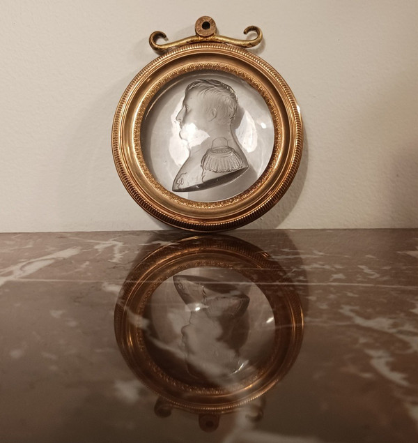 France, circa 1830 - Very rare molded glass medallion of Napoleon as a colonel general after Andrieu