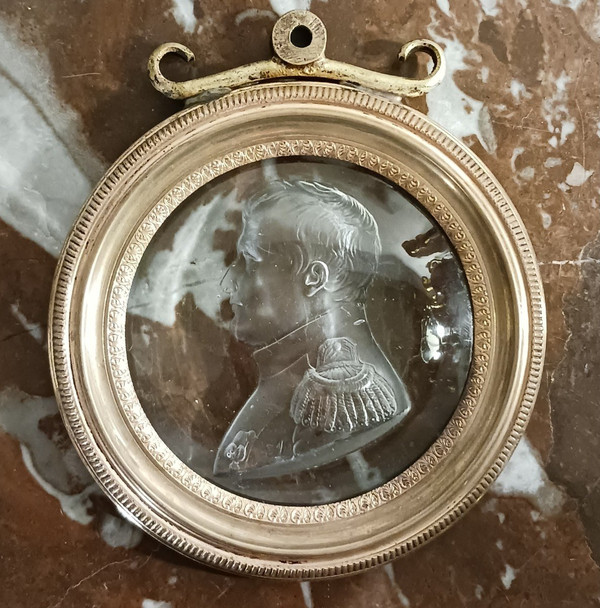 France, circa 1830 - Very rare molded glass medallion of Napoleon as a colonel general after Andrieu