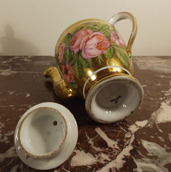 Manufacture de Locré - Pouyat et Russinger - pouring teapot with gold base and bouquet - Empire period