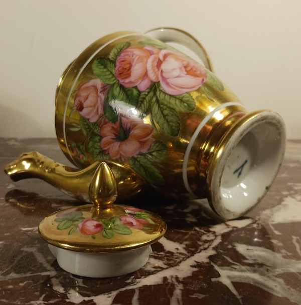 Manufacture de Locré - Pouyat et Russinger - pouring teapot with gold base and bouquet - Empire period