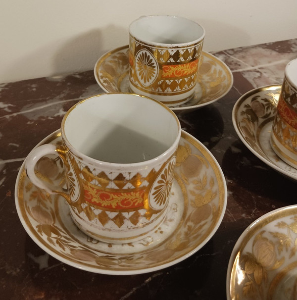 Paris, époque Révolution ou Empire - suite de 4 tasses litron et soucoupes - riche décor doré et fond nankin