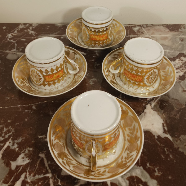 Paris, époque Révolution ou Empire - suite de 4 tasses litron et soucoupes - riche décor doré et fond nankin