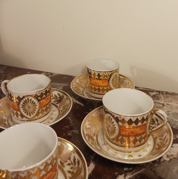 Paris, époque Révolution ou Empire - suite de 4 tasses litron et soucoupes - riche décor doré et fond nankin