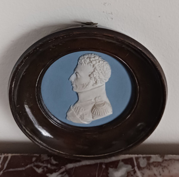 Manufacture de Sèvres for the Duc de Doudeauville - cookie medallion with the profile of the Duc d'Angoulême