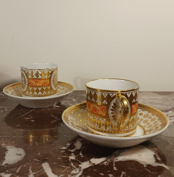 Paris, époque Révolution ou Empire - paire de tasses litron et soucoupes - riche décor doré et fond nankin