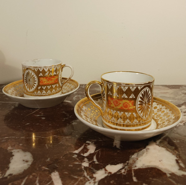 Paris, époque Révolution ou Empire - paire de tasses litron et soucoupes - riche décor doré et fond nankin