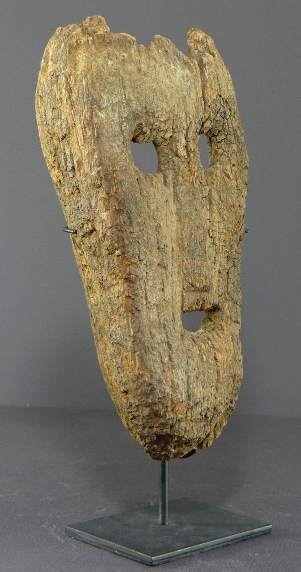 Indonésie, île De Timor, XIXème Siècle, Ancien Masque Anthropomorphe En Bois Très érodé.