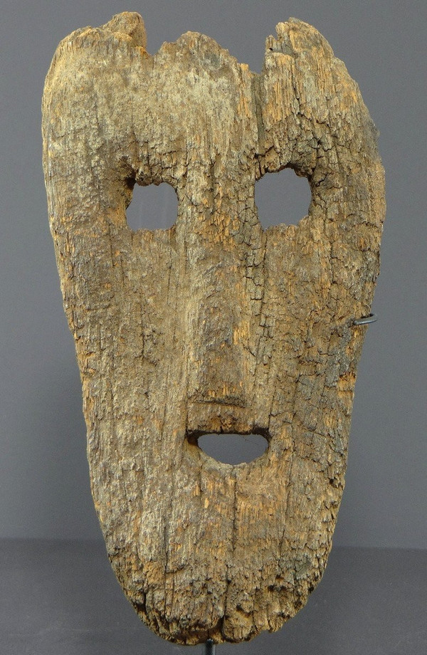 Indonésie, île De Timor, XIXème Siècle, Ancien Masque Anthropomorphe En Bois Très érodé.