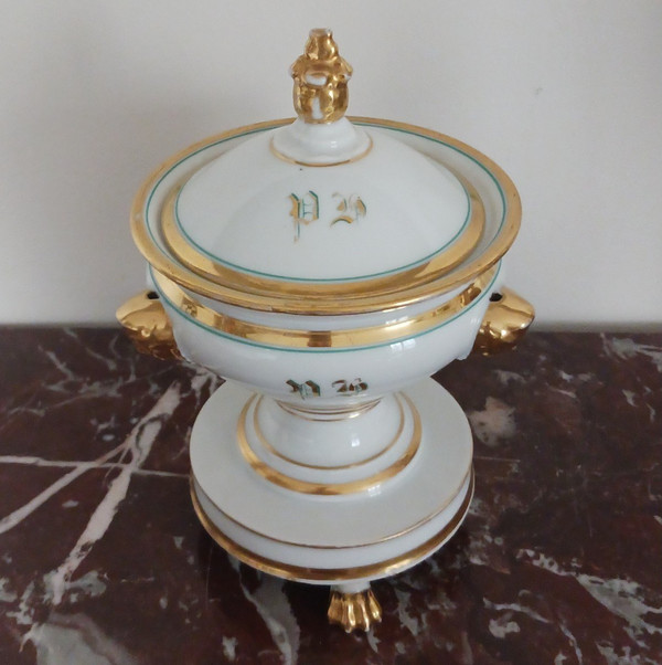 Paris, époque Restauration, Louis Philippe - confiturier tripode en porcelaine dorée, et peinte - monogrammé