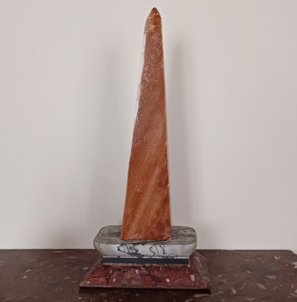 Modernes italienisches Werk – großer neoklassizistischer Obelisk – orange-brauner Onyx und zweifarbiger Marmorsockel