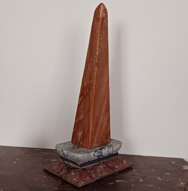 Modernes italienisches Werk – großer neoklassizistischer Obelisk – orange-brauner Onyx und zweifarbiger Marmorsockel