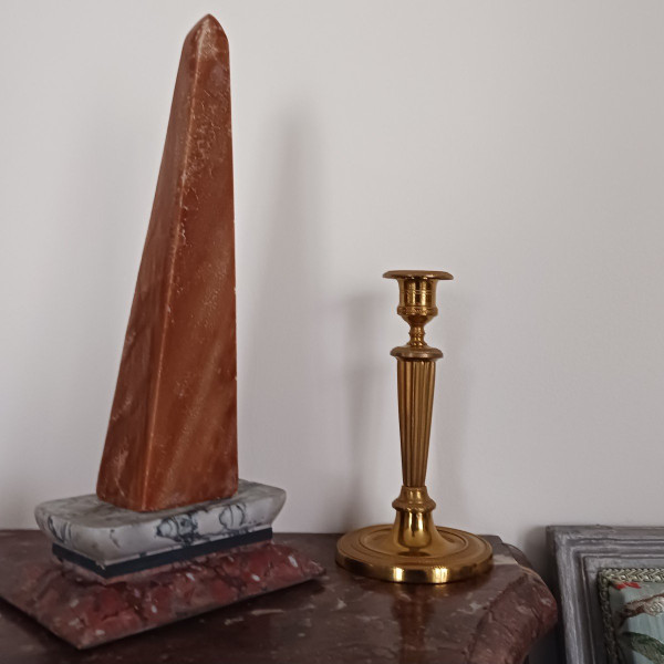 Modernes italienisches Werk – großer neoklassizistischer Obelisk – orange-brauner Onyx und zweifarbiger Marmorsockel