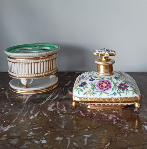 Paris, Empire period, Restoration - superb inkwell and circular tripod penholder - porcelain