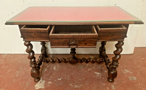 Louis XIII desk in carved walnut XIX century