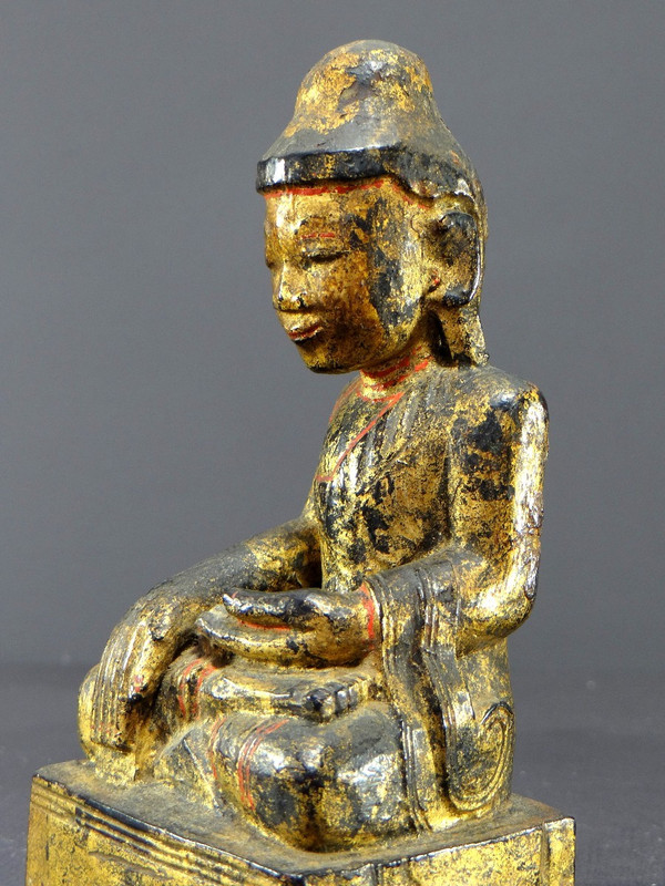 Birmanie, XIXème Siècle, Bouddha Mandalay En Bois Sculpté Et Doré Sur Fond De Laque Noire.