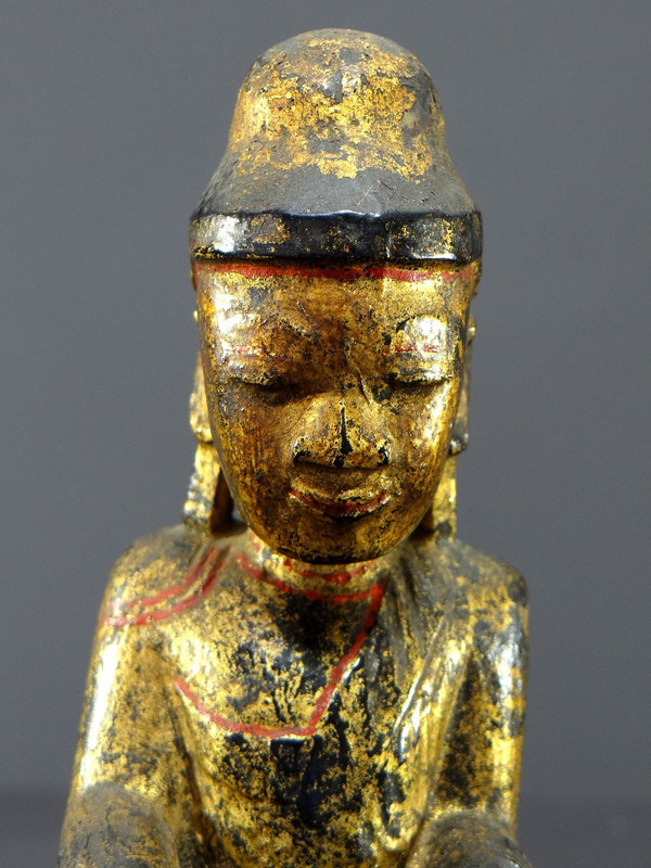 Birmanie, XIXème Siècle, Bouddha Mandalay En Bois Sculpté Et Doré Sur Fond De Laque Noire.