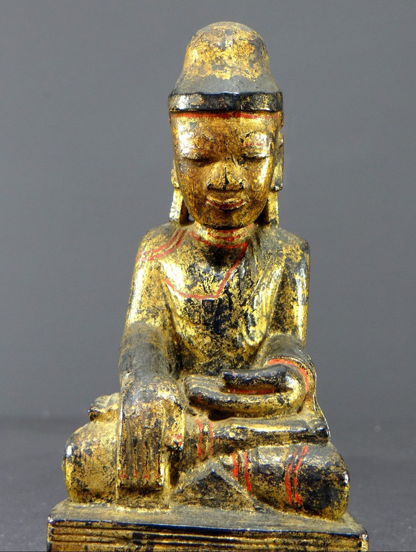 Birmanie, XIXème Siècle, Bouddha Mandalay En Bois Sculpté Et Doré Sur Fond De Laque Noire.