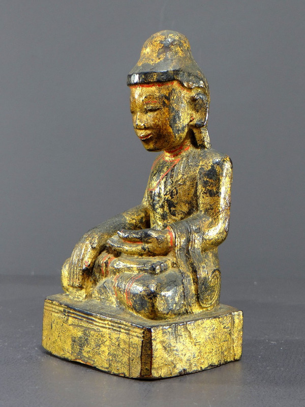 Birmanie, XIXème Siècle, Bouddha Mandalay En Bois Sculpté Et Doré Sur Fond De Laque Noire.