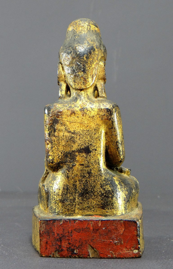 Birmanie, XIXème Siècle, Bouddha Mandalay En Bois Sculpté Et Doré Sur Fond De Laque Noire.