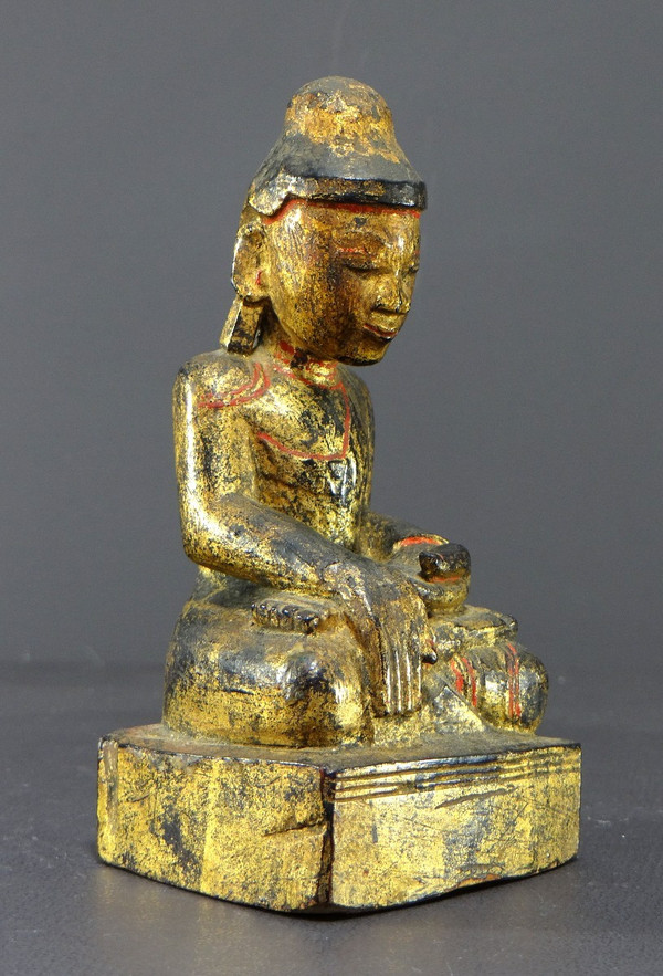 Birmanie, XIXème Siècle, Bouddha Mandalay En Bois Sculpté Et Doré Sur Fond De Laque Noire.