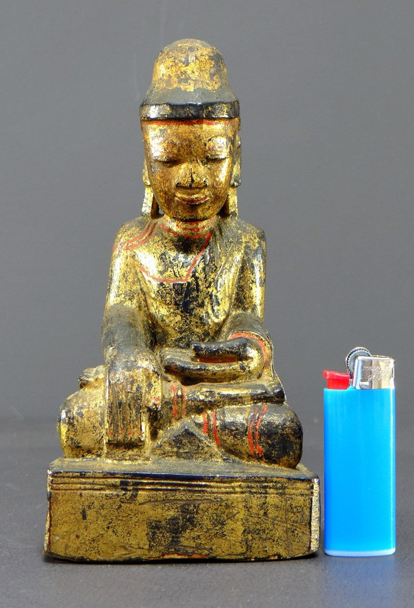 Birmanie, XIXème Siècle, Bouddha Mandalay En Bois Sculpté Et Doré Sur Fond De Laque Noire.