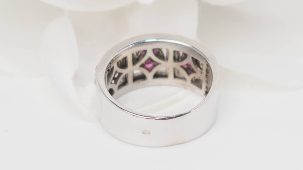 Band ring in white gold, pink topaz and diamonds