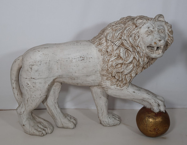 Large Pair Of Lions In Patinated Wood Italy Late 19th Century