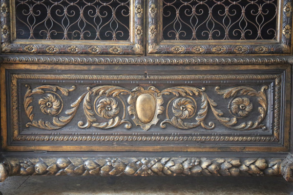 Grande armoire grillagée, richement sculptée et dorée, style baroque, Italie XXes