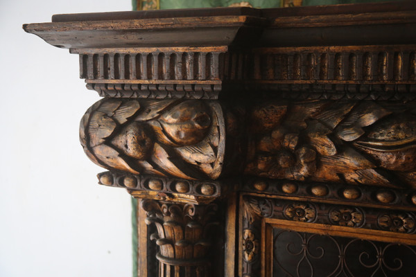 Grande armoire grillagée, richement sculptée et dorée, style baroque, Italie XXes