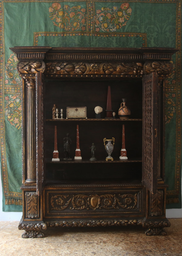 Grande armoire grillagée, richement sculptée et dorée, style baroque, Italie XXes