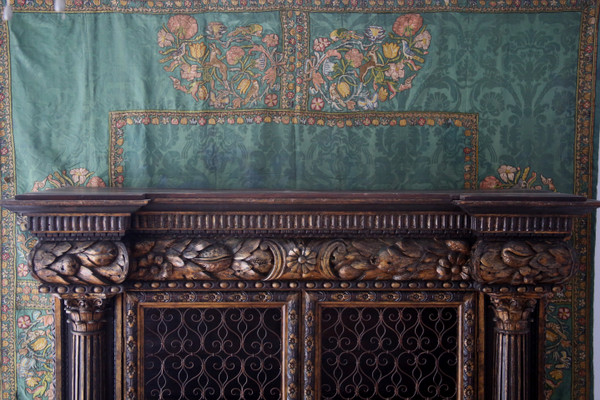 Grande armoire grillagée, richement sculptée et dorée, style baroque, Italie XXes