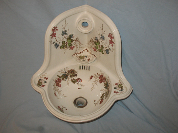 Corner hand wash basin in Sarreguemines earthenware with Carmen floral decoration, late 19th century