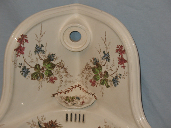 Corner hand wash basin in Sarreguemines earthenware with Carmen floral decoration, late 19th century