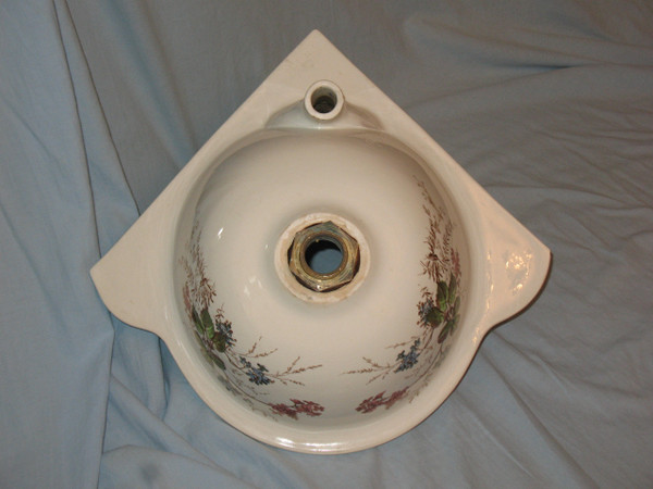 Corner hand wash basin in Sarreguemines earthenware with Carmen floral decoration, late 19th century