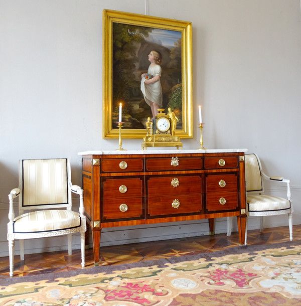 Grande commode sauteuse en marqueterie, époque Louis XVI - 145,5cm